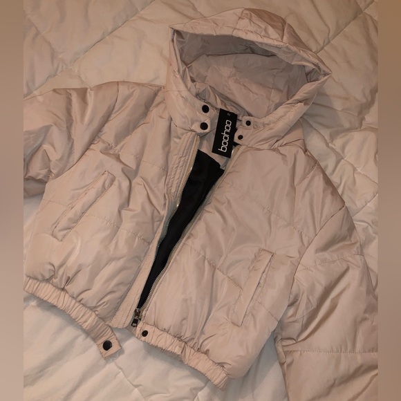 Boohoo Cropped Nude Puffer - Picture 3 of 4